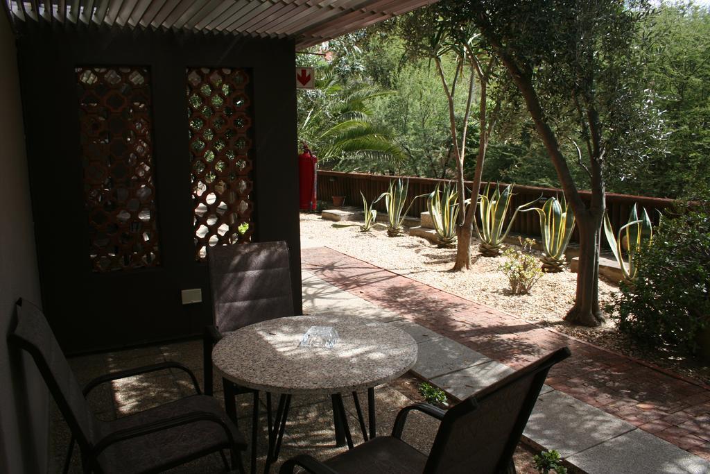 De Vagebond Hotel-Pension Виндхук Экстерьер фото